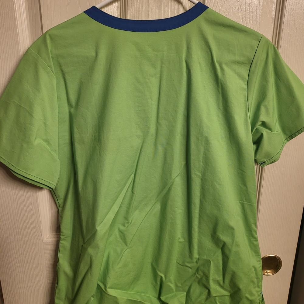 WonderWink Green V-Neck Top